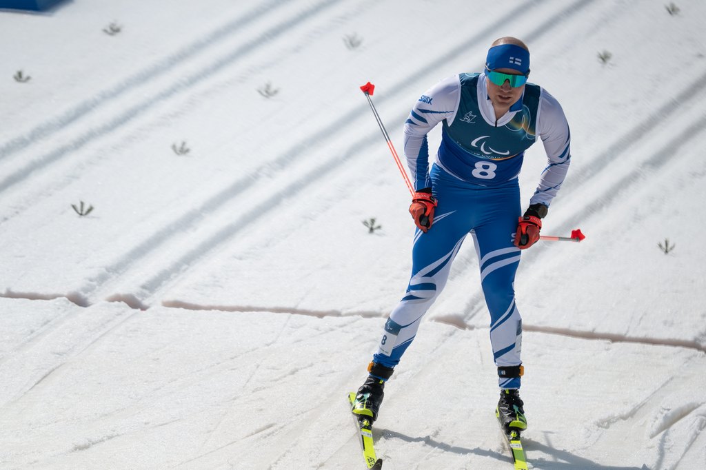 Inkki Inola hiihtämässä semifinaalissa.